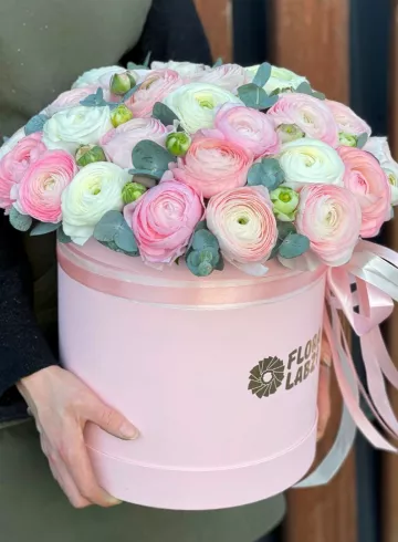 Композиция в шляпной коробке «Ранункулюсы биг бокс» от интернет-магазина цветов в 