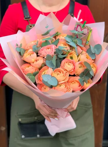 Монобукет из коралловых ранункулюсов от интернет-магазина цветов в 