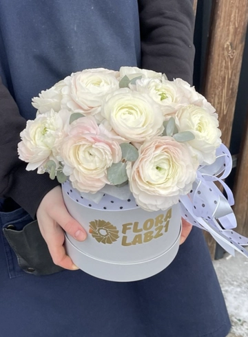 Композиция в шляпной коробке 11 ранункулюсов от интернет-магазина цветов в 