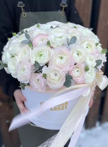 Композиция в шляпной коробке «Ранункулюсы мега бокс» от интернет-магазина цветов в 